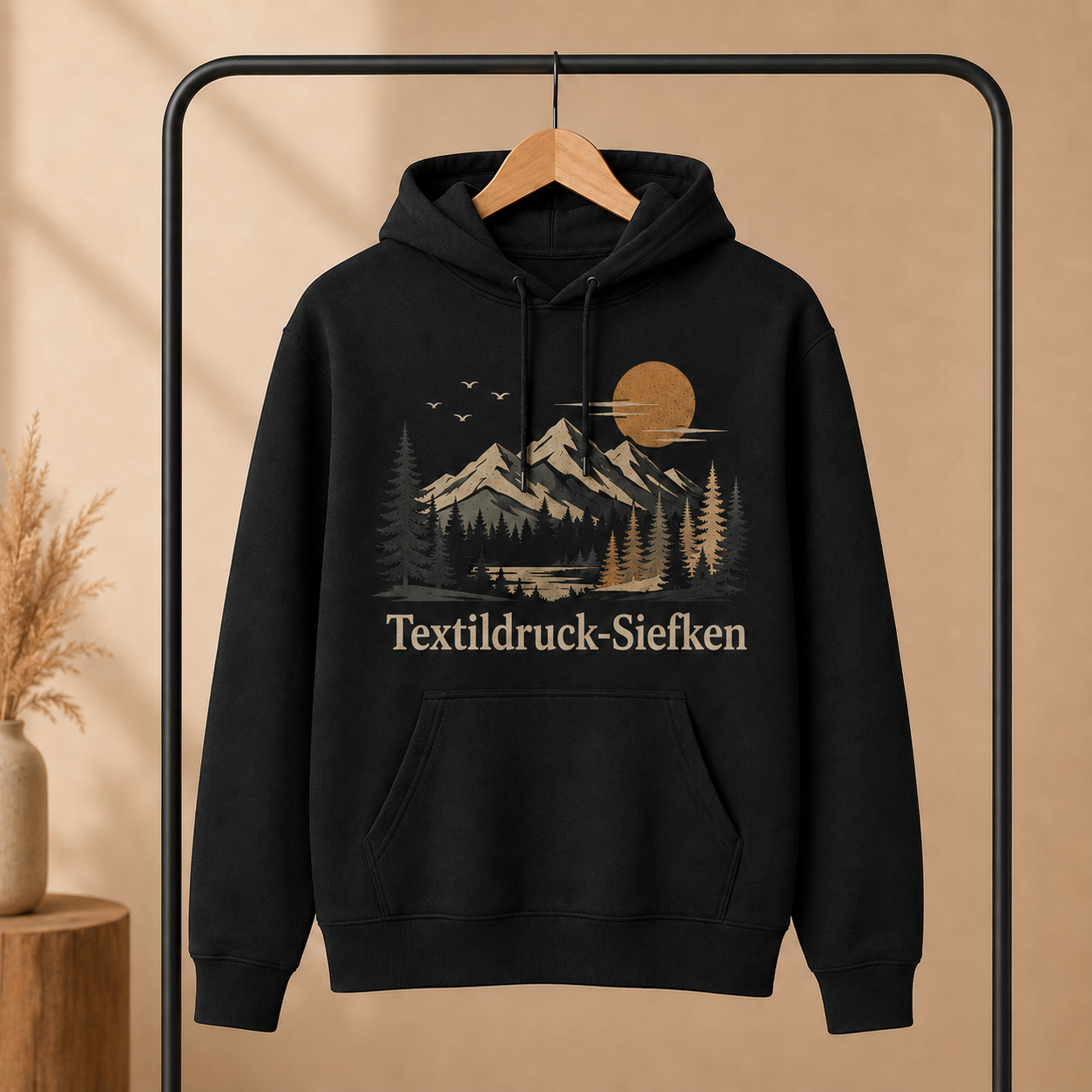 Bedruckter schwarzer Hoodie von Textildruck-Siefken